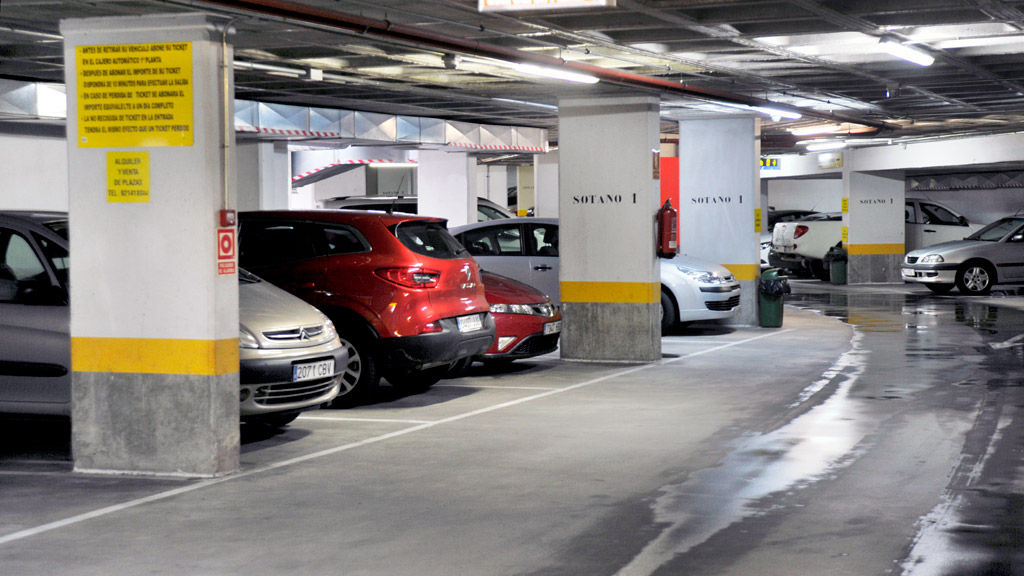 Interior de las instalaciones del aparcamiento subterráneo de la plaza de José Zorrilla antes de las últimas reparaciones. / Kamarero