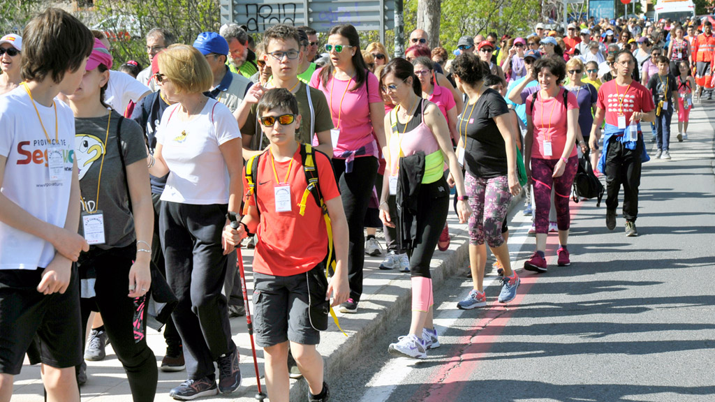 Alrededor de cuatrocientos segovianos participaron en la XIX Caminata organizada por el Grupo de Acción Misionera de la parroquia del barrio de San Lorenzo.
