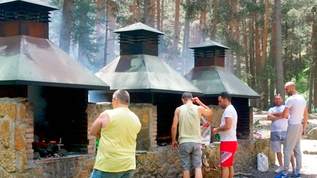 Varias familias organizan una barbacoa. / El Adelantado