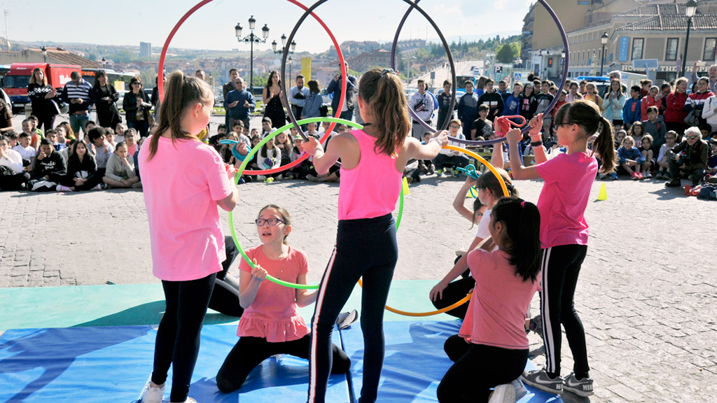 Durante toda la mañana del martes alumnos y profesores  han mostrado en la plaza de Artillería las actividades que realizan en las clases de Educación Física. / KAMARERO