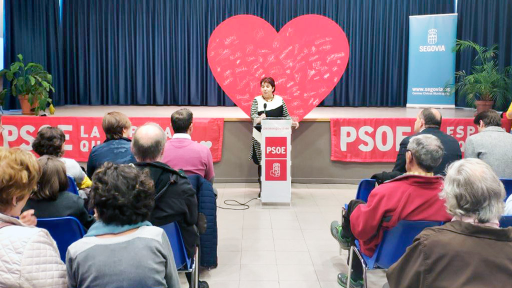Imagen publicada por Clara Luquero en un acto de partido, con el cartel del Ayuntamiento detrás. / El Adelantado