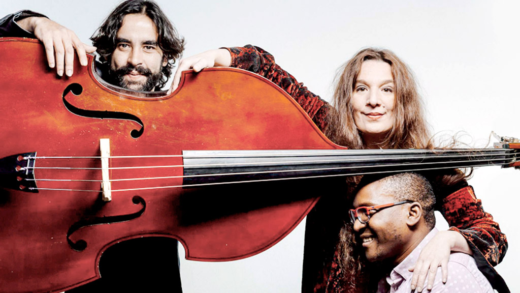 MUSEG acogerá en primicia el espectáculo de 2020 de Dulce Pontes 1 Daniel Casares, Dulce Pontes y Yelsi Heredia. / El Adelantado