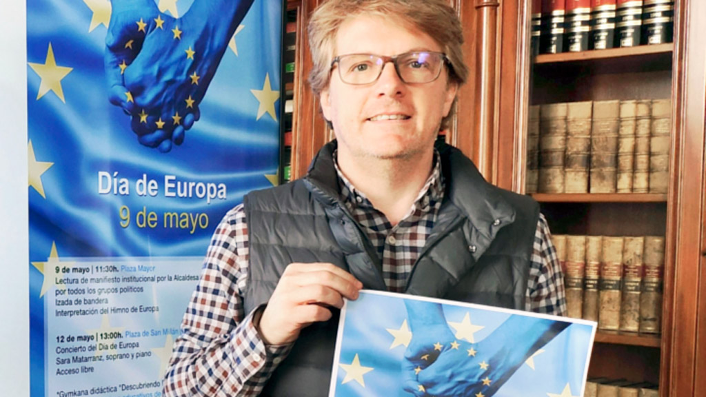 El concejal de Desarrollo Económico, Empleo e Innovación, Jesús García Zamora, sostiene el cartel con el programa de actividades. / E. A.