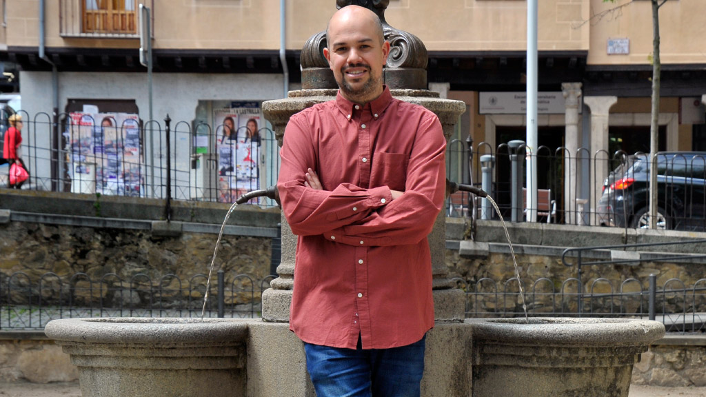 Ángel Galindo en el barrio de Santa Eulalia, junto a la sede de IU Segovia. / KAMARERO