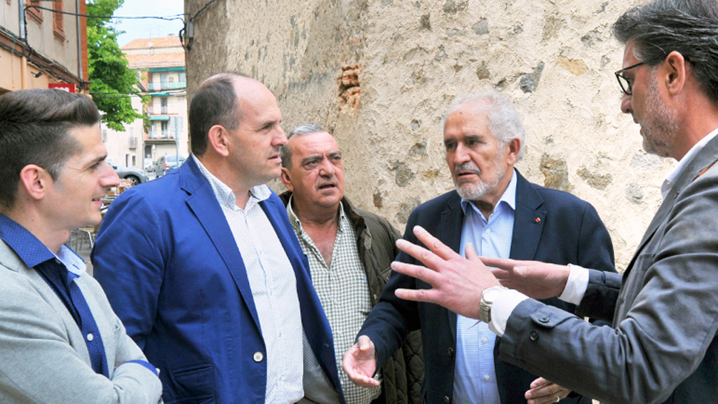Demetrio Madrid charla durante su visita a Segovia. / Kamarero