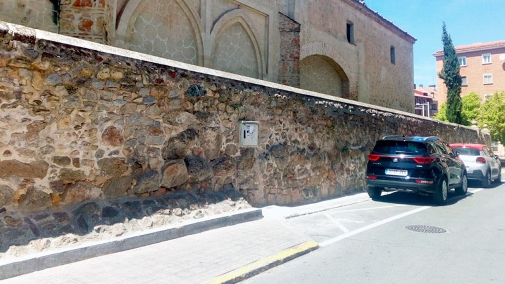 Estado actual de la acera anexa al templo. / El Adelantado