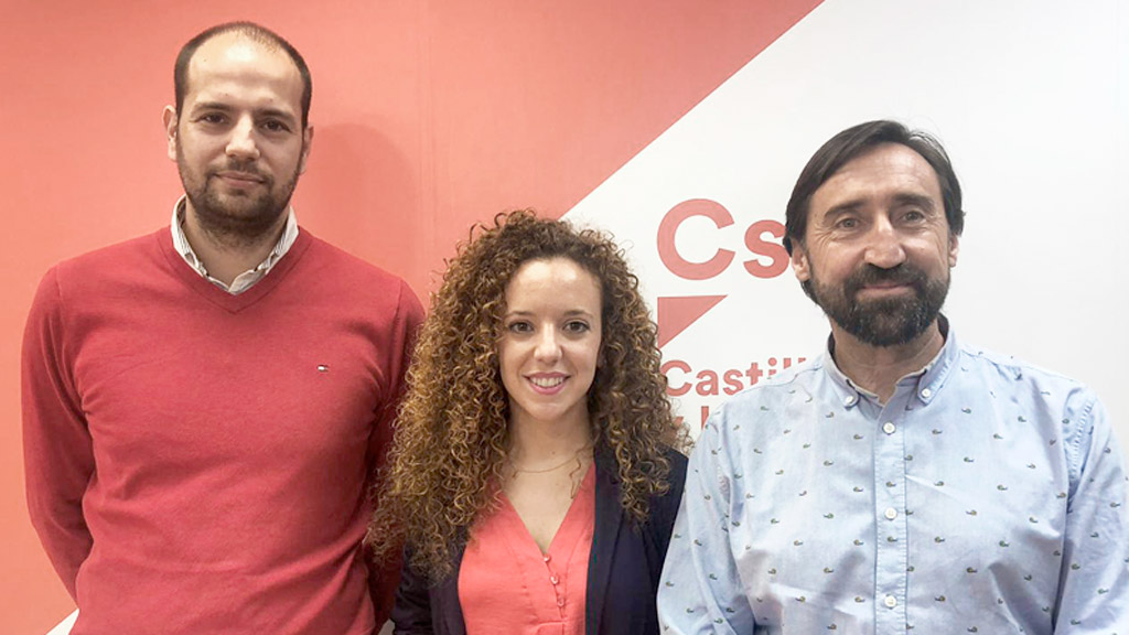 Cs dice que los ayuntamientos no deben olvidar a los vecinos 1 Noemí Otero, en el centro, con otros miembros de su candidatura. / E. A.