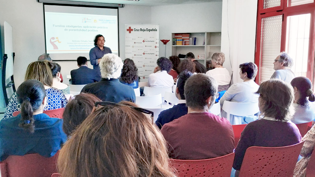 El psicólogo y terapeuta familiar Antonio Ortuño, durante su intervención en el encuentro. / E. A.