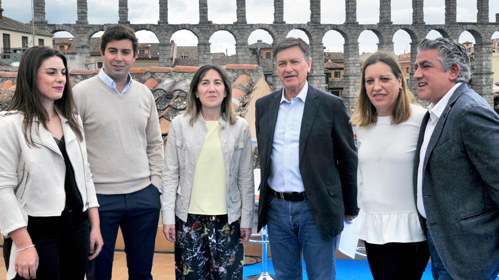 Los candidatos posan tras el Acueducto./KAMARERO