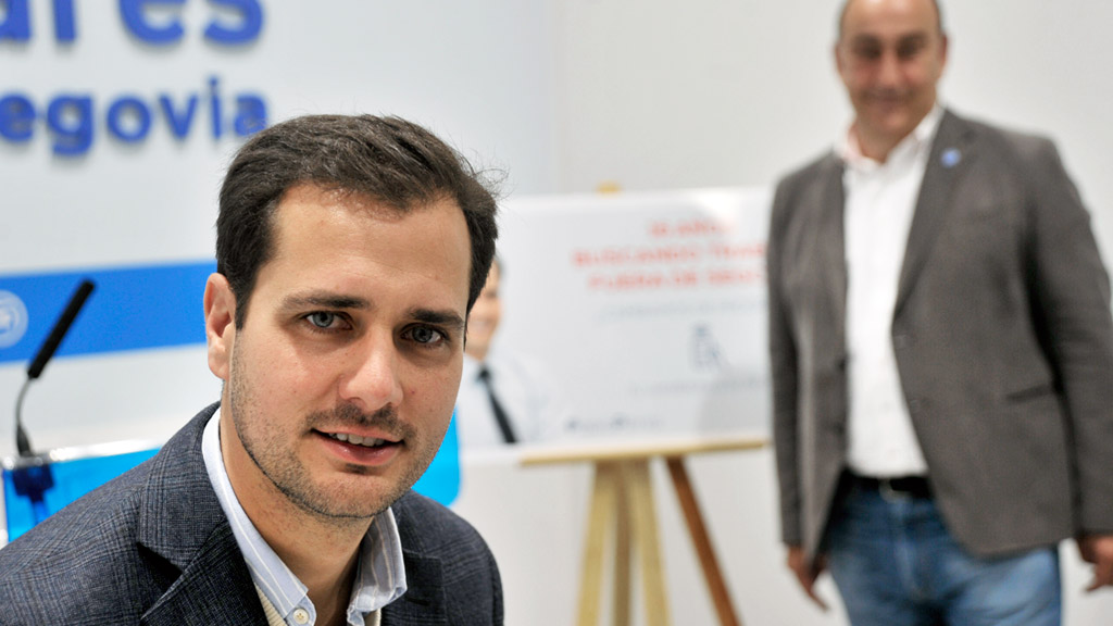 Pablo Pérez, candidato del PP a la Alcaldía de Segovia, en primer término, con Miguel Ángel de Vicente en la sede de los populares. / Kamarero