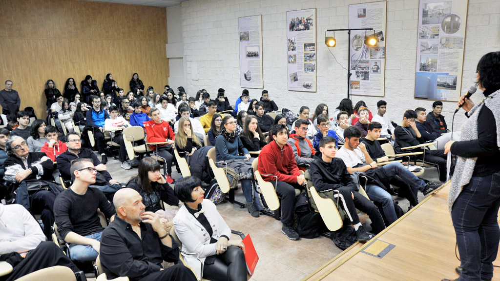 El IES María Moliner  desarrolla numerosas actividades que fomentan en los alumnos el respeto, como la Semana Solidaria a la que pertenece la imagen. / KAMARERO