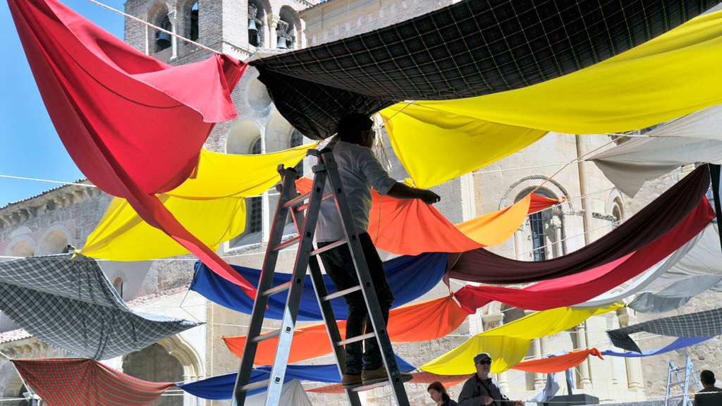 Instalación artística del mexicano Ulises Matamoros en la plaza de Medina del Campo, junto a la escultura de Juan Bravo. / Kamarero