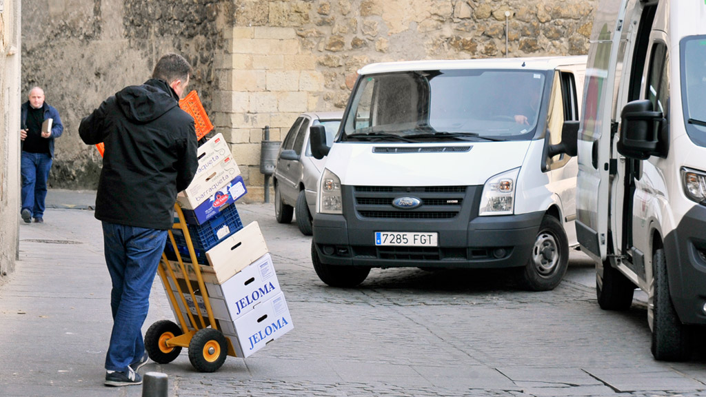 El sector servicios vuelve a ser el motor de la recuperación del empleo en Segovia. / KAMARERO