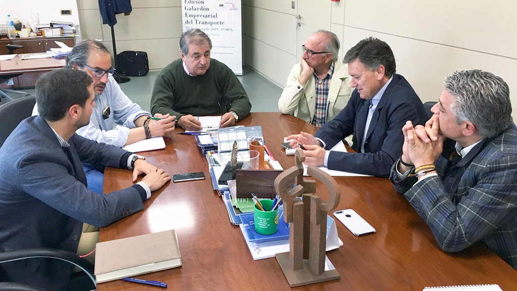 Imagen del encuentro entre los representantes de ASETRA y los dirigentes populares. / El Adelantado