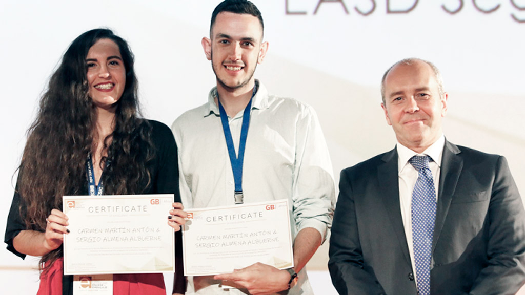 Carmen Martín y Sergio Almena, junto a uno de los patrocinadores. / E. A.