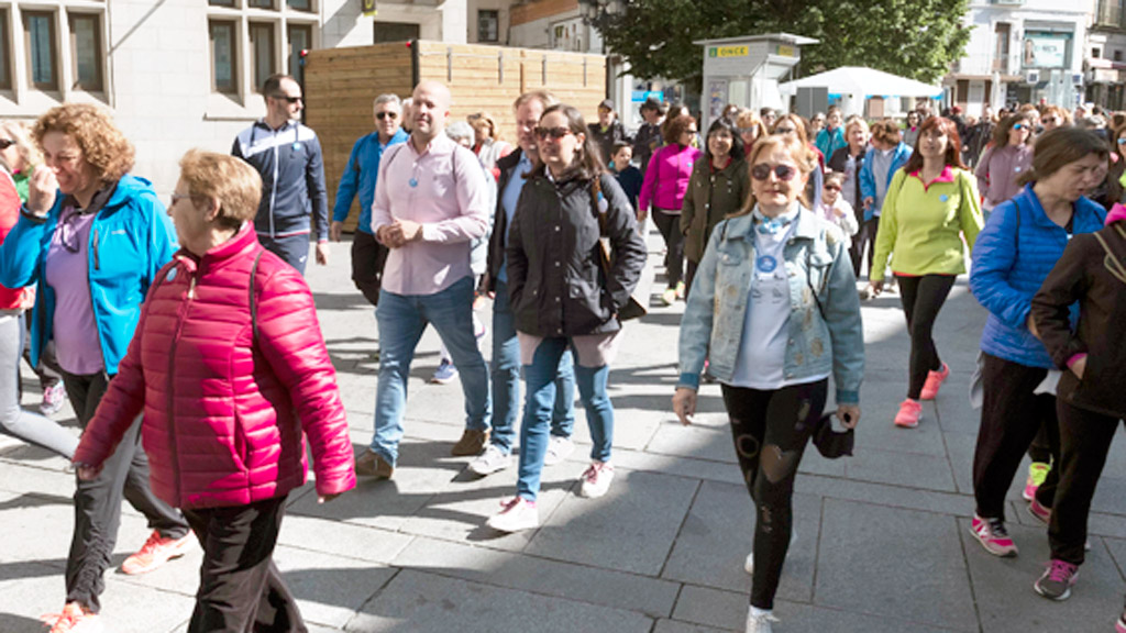 La II Marcha del Colegio de Enfermería contó un centenar de caminantes, como los que aparecen en la imagen, pero también con decenas de ciudadanos que sin echar a andar acudieron y colaboraron con la iniciativa. / KAMARERO