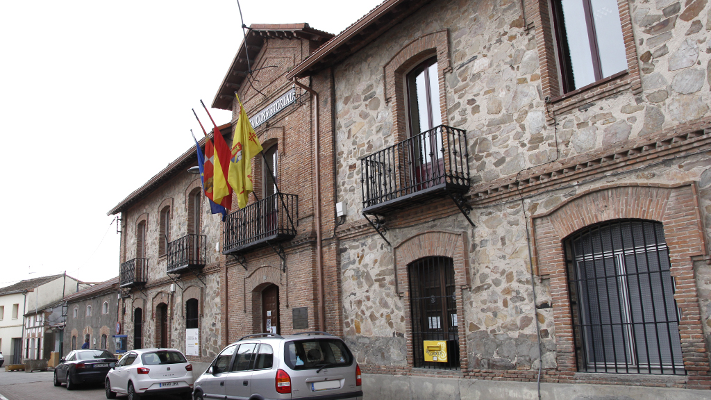 El candidato del PP de Navas de Oro vive en una casa ‘ilegal’ 1 Fachada del Ayuntamiento de la localidad.