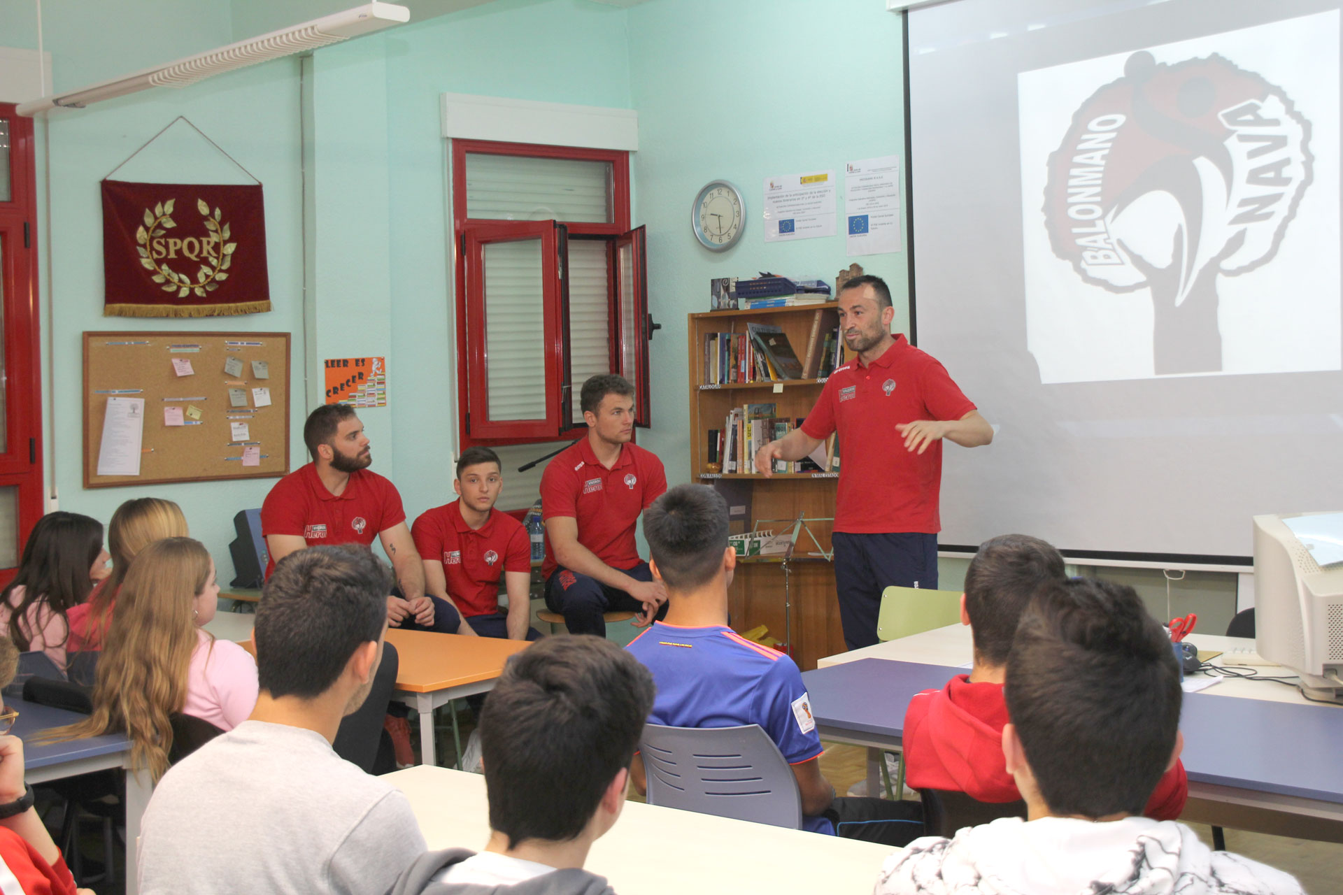 Jugadores y capitán del Club Balonmano Nava en la biblioteca del IES Marqués de Lozoya. / c. núñez