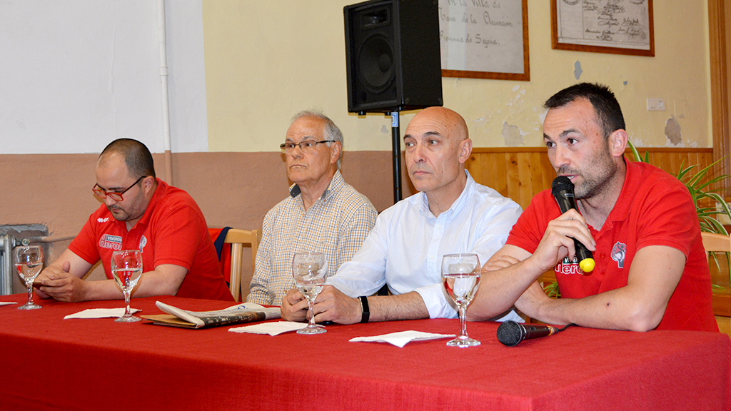 Los naveros rebosaron el salón de 'La Prote' para dar apoyo al Club Balonmano Nava. / Amador Marugán