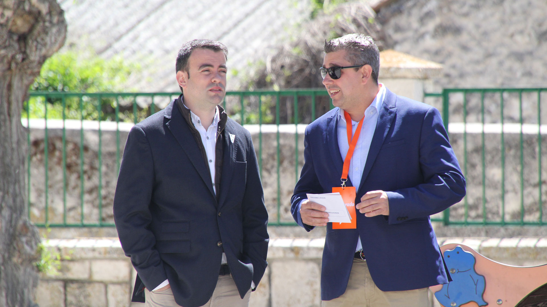 Momentos de diálogo entre el líder de Ciudadanos, David de las Heras, y el del PSOE, Carlos Fraile, durante la jornada electoral. / chantal núñez