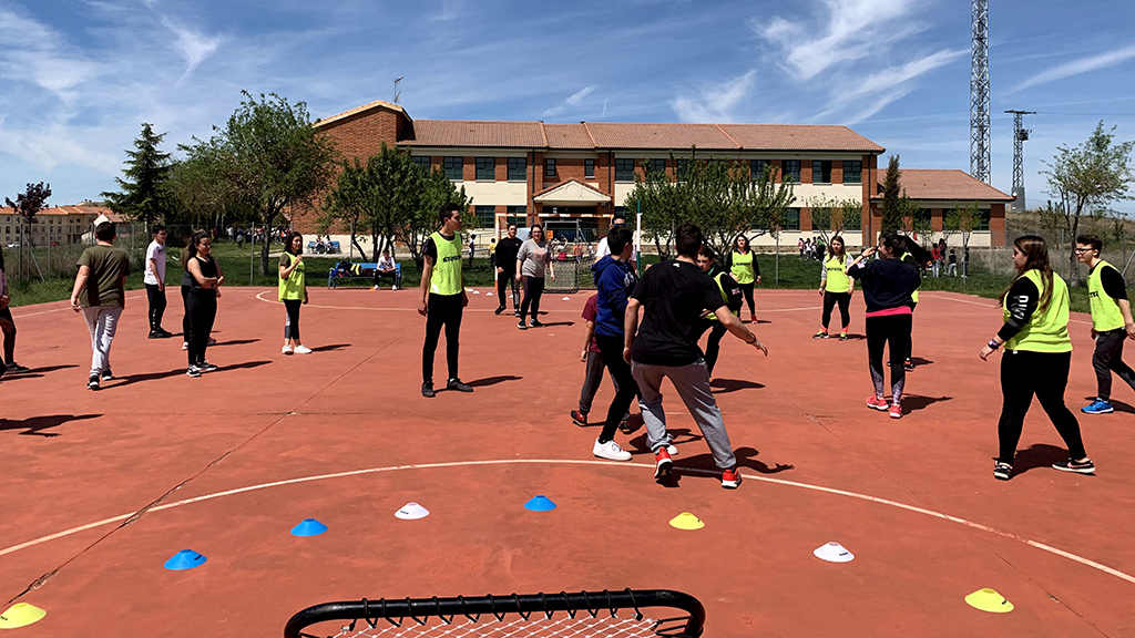 Alumnos del CRA El Pizarral y del IES Catalina de Lancaster han practicado diferentes deportes durante la jornada.