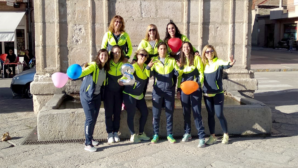 Las campeonas celebran el ascenso en el caño de la localidad.