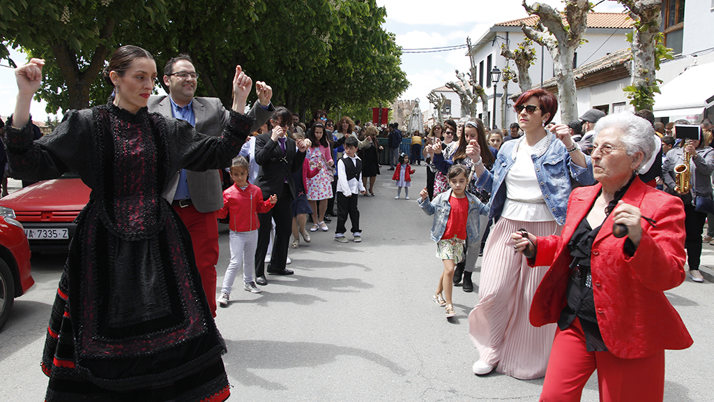 Los más atrevidos bailaron jotas durante la procesión de la Santa Cruz.