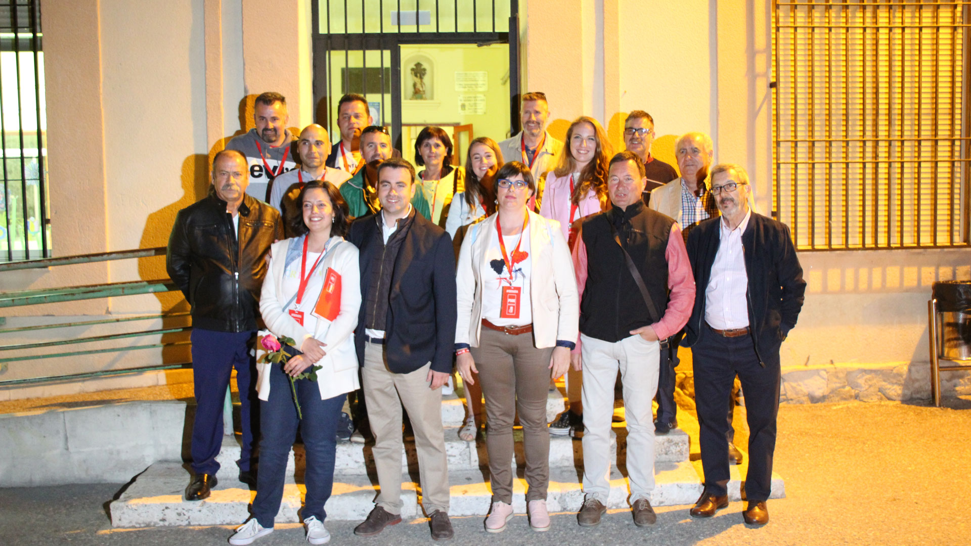 Candidatura del PSOE local tras conocer los resultados en la noche electoral. / chantal núñez.