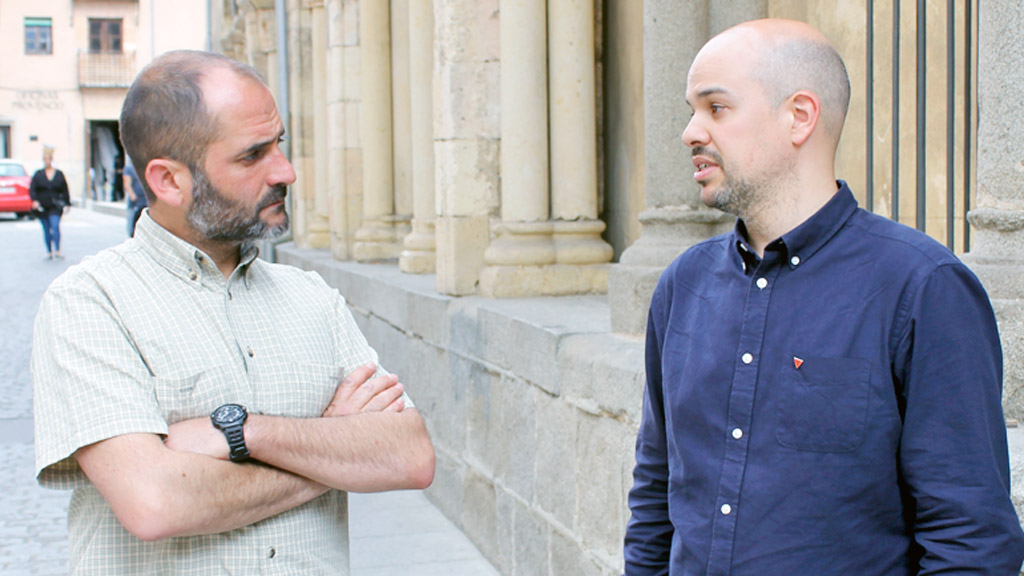 Ricardo Cáceres y Ángel Galindo junto a la iglesia de San Martín. / E. A.