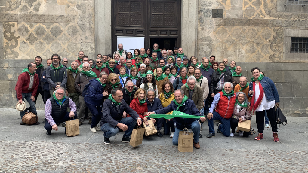 Los asistentes al encuentro de  Asociaciones Micológicas posan en la Casa de la Tierra./ El adelantado