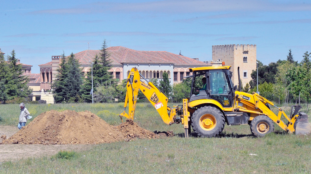 La presencia de máquinas hace creer que el proyecto del centro sanitario va avanzando. / KAMARERO