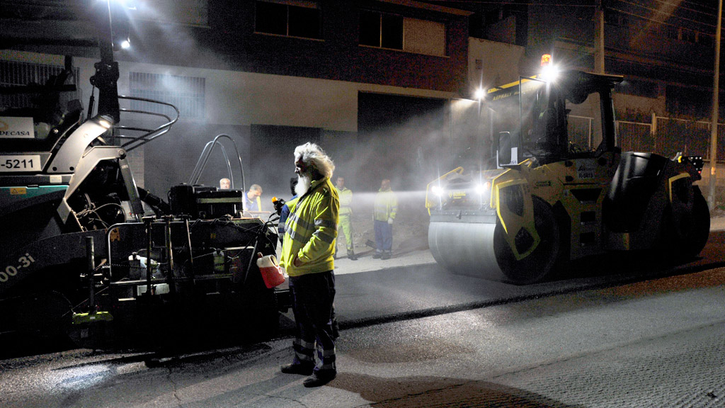 La empresa Padecasa asfaltó la calle Guadarrama, en el polígono de El Cerro, desde las 22 horas del martes. / Kamarero