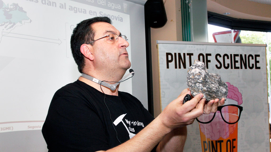 El geólogo Andrés Díez Herrero ofreció la sesión 'Cerveza mineral' en el bar La Zapatería, en mayo de 2018. / NEREA LLORENTE
