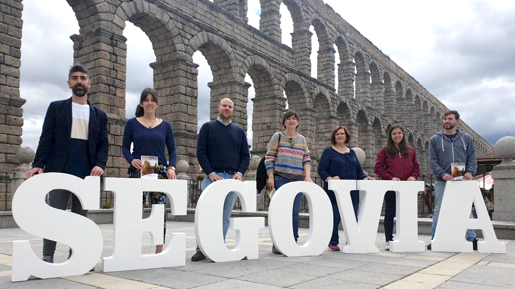 Miembros de la candidatura de Podemos-Equo junto al Acueducto. / E. A.