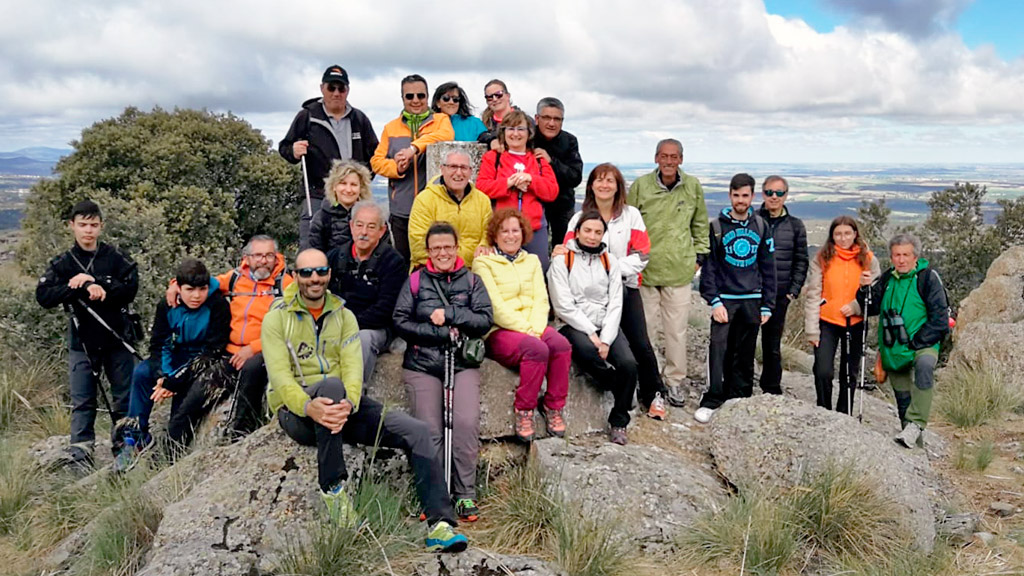Participantes en la ruta organizada por la Diputación al Cerro de Cabeza Grande con motivo de la fiesta de la institución. / el adelantado