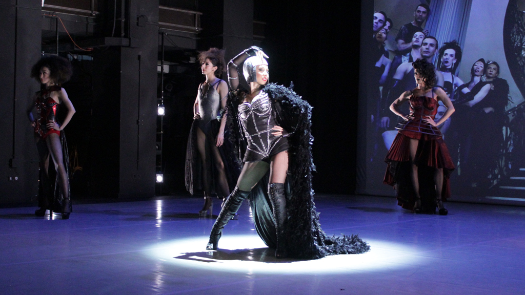 Una de las escenas del espectáculo ‘Carmen’, con las bailarinas luciendo un vestuario atrevido con una escenografía también arriesgada. / E. A.