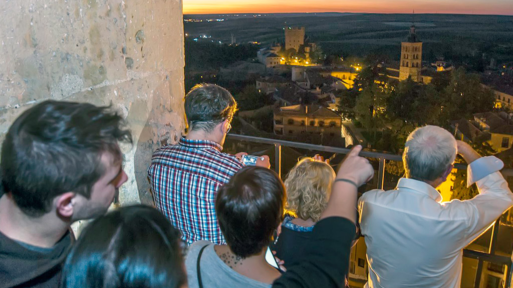 Se invita a los asistentes a compartir en sus redes sociales las fotografías con el hashtag #LaNocheDeLaDama.