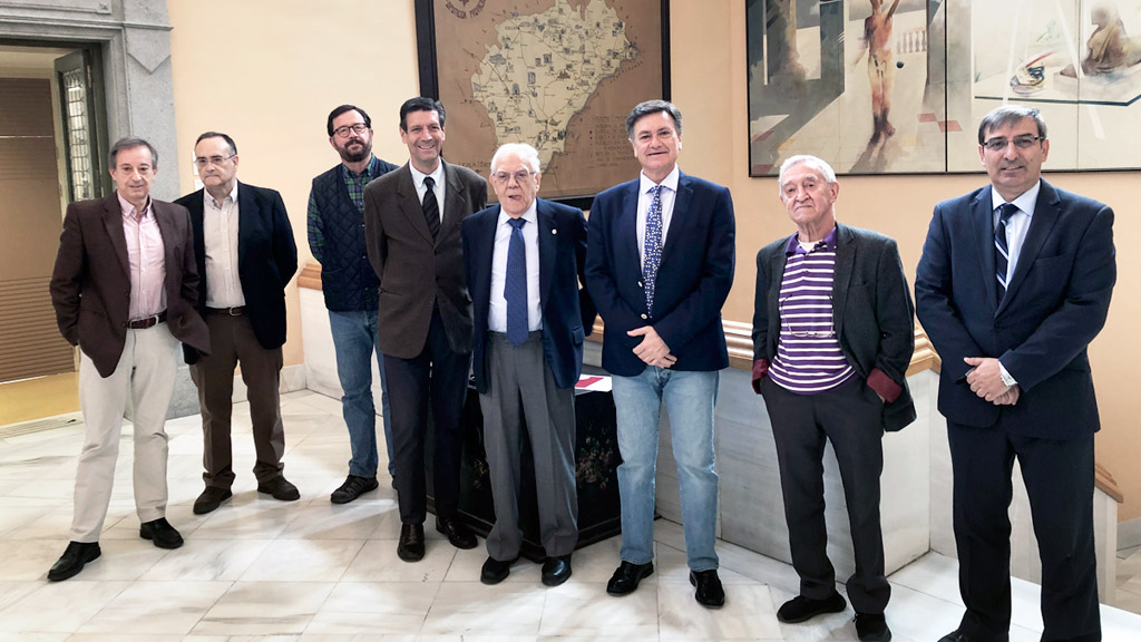 El presidente de la Diputación, en el centro, junto a algunos de los galardonados. / el adelantado