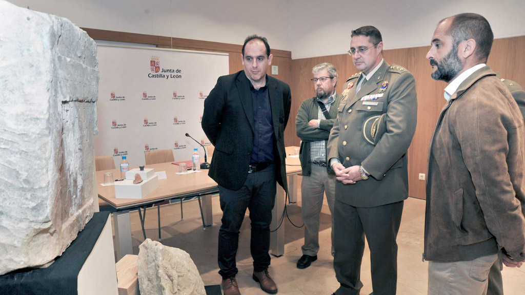 De Cáceres, a la derecha, junto al coronel José María Martínez y otros, en abril del año pasado. / Kamarero