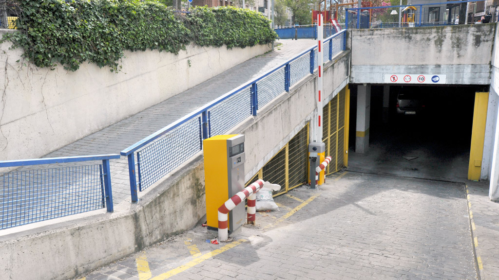 Acceso al aparcamiento subterráneo en la plaza de José Zorrilla de la capital segoviana. / Kamarero