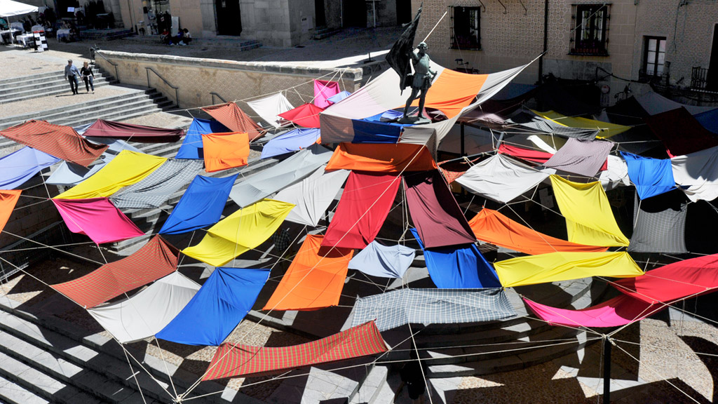 Instalación del mexicano Ubaldo Matamoros en la plaza de Medina del Campo, en torno a la escultura de Juan Bravo. / Kamarero