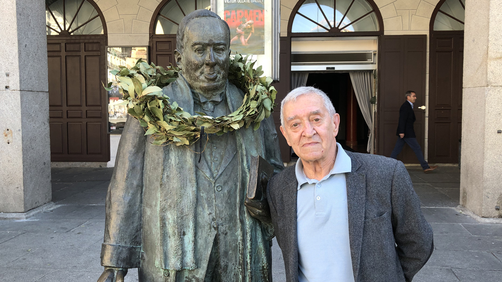 Ismael acoge el título de Hijo Predilecto con “entusiasmo y sorpresa” 1 Ismael, junto a la escultura de Machado de la Plaza Mayor de Segovia. / E. A.