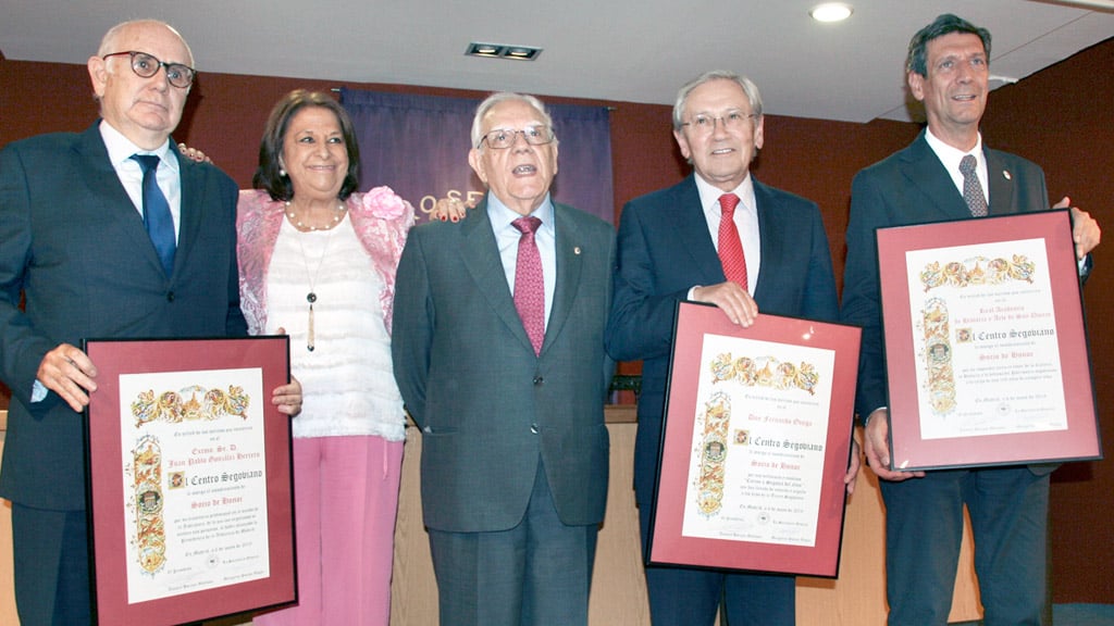 Los nuevos socios de honor, con la secretaria y el presidente del Centro Segoviano de Madrid. / f. d.