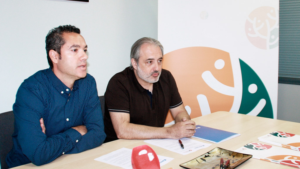 Amanecer y Accem colaboran en la atención a refugiados y migrantes 1 Ángel Lozano y León, Daniel Duque, han formalizado el convenio regional de colaboración. / E. P.