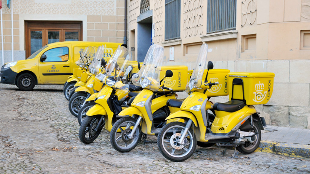 Varias motocicletas de reparto en las puertas de Correos. / KAMARERO