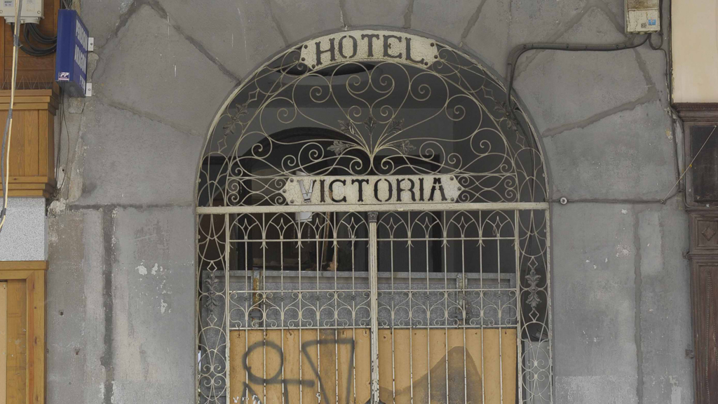 Puerta principal del Hotel Victoria, en la Plaza Mayor / Kamarero