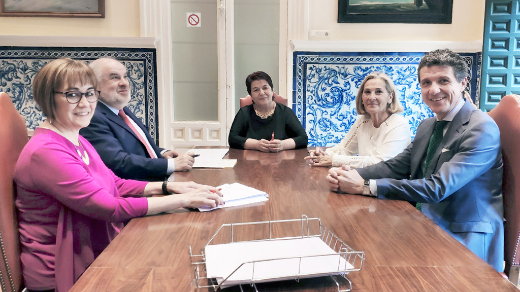 La alcaldesa, Clara Luquero, ha firmado la concesión del uso de la parcela de titularidad municipal a la asociación que preside Isabel Miranda. / E. A.