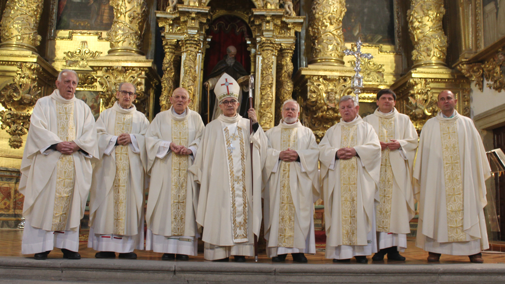 El obispo de Segovia, con los sacerdotes que celebraron sus bodas. / m. galindo