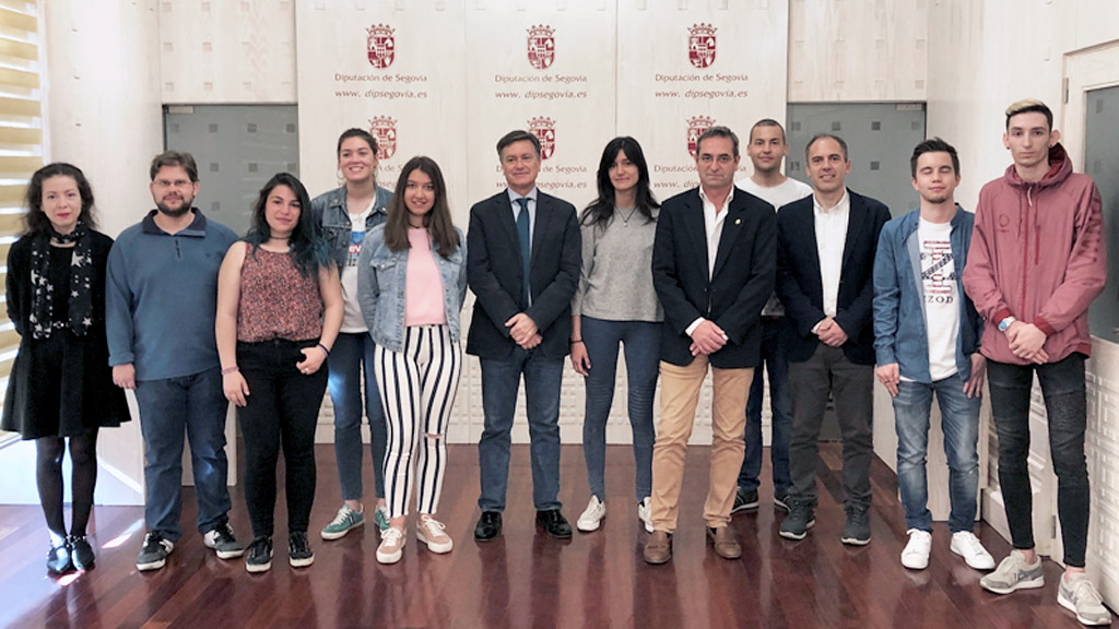 Los equipos ganadores posan con los responsables de la institución. / E. A.