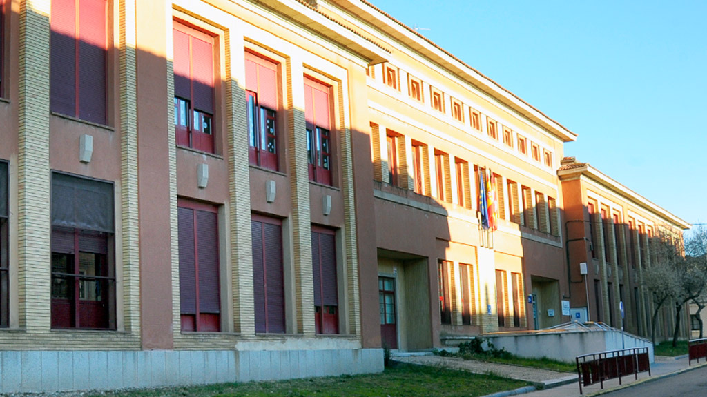 En cuarentena un aula del CEIP ‘El Peñascal’ de Segovia 1 Entrada al colegio El Peñascal. / kamarero